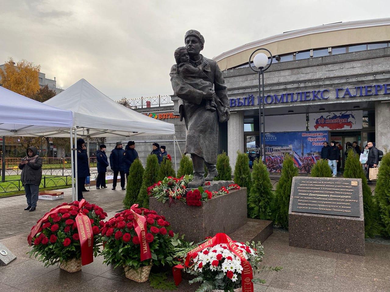 На площади Стачек установили памятник сотрудникам милиции, погибшим в годы  блокады